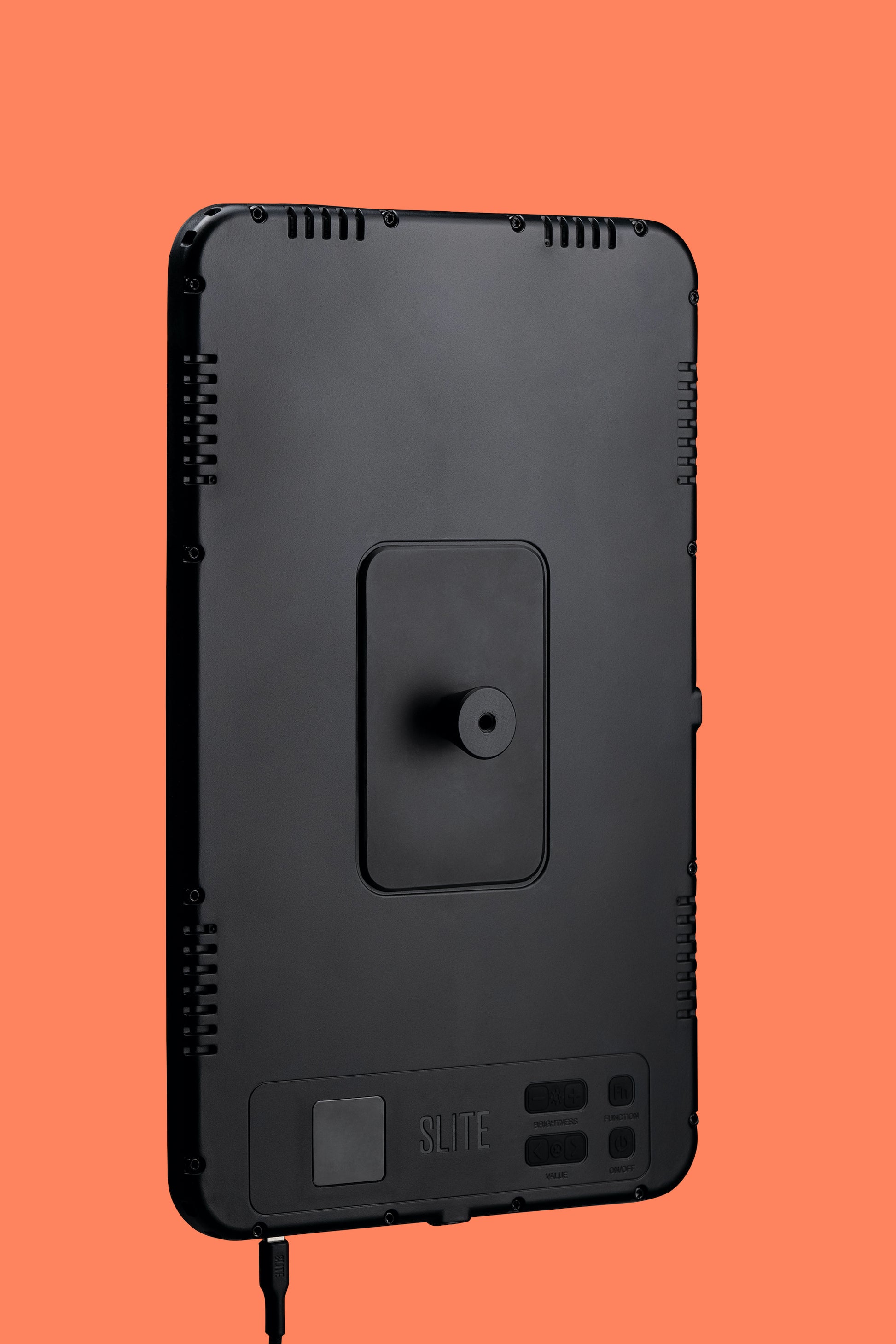 Sliteの背面にマグネットプレートを装着した画像です。マグネットプレートを装着すれば、3箇所(縦・横・背面)にネジ穴があり、多彩状況で照明を設置できるようになります。